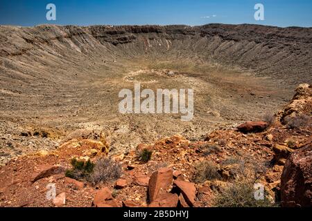 Meteor Crater aka Barringer Krater, von der unteren Aussichtsplattform am North Rim gesehen, National Natural Landmark in der Nähe von Winslow, Arizona, USA Stockfoto