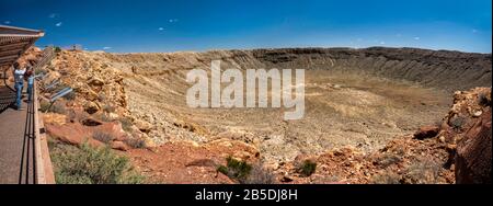 Meteor Crater aka Barringer Krater, von der unteren Aussichtsplattform am North Rim gesehen, National Natural Landmark in der Nähe von Winslow, Arizona, USA Stockfoto