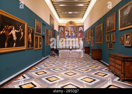 Die Innenausstattung des Baroque Hall mit Gemälden aus dem 17. Und 18. Jahrhundert im Mdina Cathedral Museum in Mdina, Malta Stockfoto