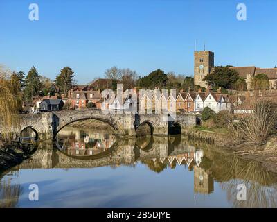 Blick über den Fluss Medway bei Aylesford Village in Kent, Großbritannien Stockfoto