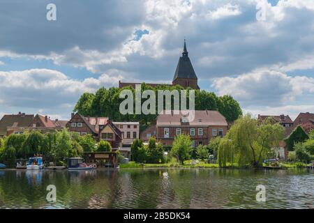 Altstadt mit St. Nicolai Kirche, Mölln, Kreis Herzogtum Lauenburg, Kreis Herzogtum Lauenburg, Schleswig-Holstein, Norddeutschland, Europa Stockfoto