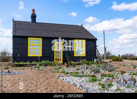 Dungeness, Kent, Großbritannien: 6. März 2020: Eines von vielen schrulligen Anwesen in Dungeness, dieses Prospect Cottage war im Besitz von Derek Jarman, er war es Stockfoto