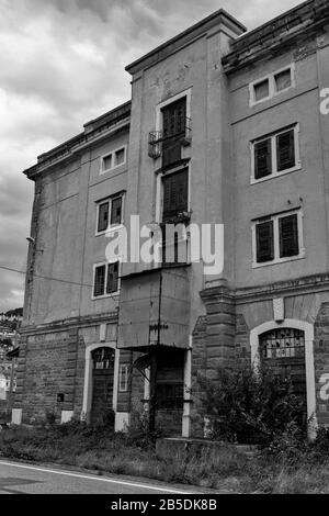 Verlassene Gebäude im Alten Hafen von Triest, Friaul-Julisch Venetien, Italien: Schwarz-weiße Version Stockfoto