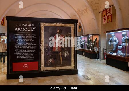 Das Museum Palace Armoury im Großmeister-Palast in Valletta, Malta, historische Sammlung von Waffen, Waffen, Rüstungen und Militärausrüstungen Stockfoto