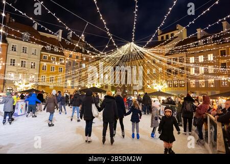 Die Stadt Warschau in Polen, die Leute, die nachts auf dem Altstädter Platz Schlittschuhbahn Spaß haben, Weihnachtsfeiertag Städtereise Stockfoto