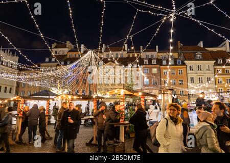 Die Menschen genießen ihre Getränke auf Dem Marktplatz Der Altstadt in der Warschauer Stadt, Polen während der Weihnachtsfeiertage Stockfoto