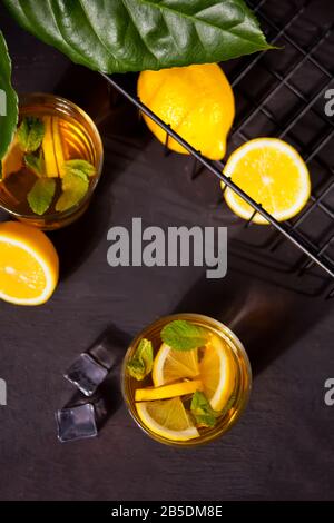 Zwei Gläser kalter Erfrischungstee mit Eis und Zitronenfrüchten. Draufsicht. Stockfoto