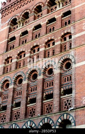 Das schöne, hoch dekorierte alte viktorianische Gebäude im stil des alten Granary in der Architektur von byzantinischem oder Arabeske an den Docks Bristol, Avon, England, Großbritannien Stockfoto