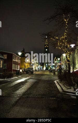 Hallgrimskirkja Kirche von der Straße mit Lichtern, Reykjavik Hauptstadt von island, Kirche Island Stockfoto