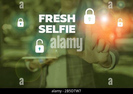 Textzeichen mit Frischem Selfie. Text für Geschäftsfotos machen Sie sich ein Bild von sich selbst, ohne Makeup-Filter oder Bearbeiten Stockfoto
