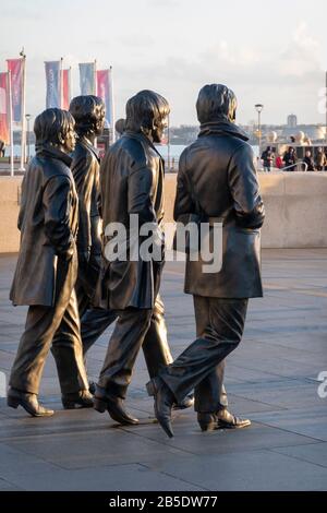 Die Beatlesstatue (4 Bronzestatuen), die von Andrew Edwards in Pierhead in Liverpool skulptiert wurde Stockfoto