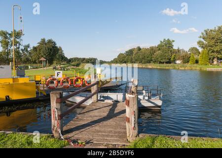 Fähre über den Elbe-Lübeck-Kanal im Dorf Siebeneichen, Siebeneichen, Kreis Lauenburg, Schleswig-Holstein, Norddeutschland, Europa Stockfoto