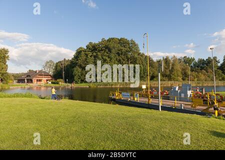 Fähre über den Elbe-Lübeck-Kanal im Dorf Siebeneichen, Siebeneichen, Kreis Lauenburg, Schleswig-Holstein, Norddeutschland, Europa Stockfoto