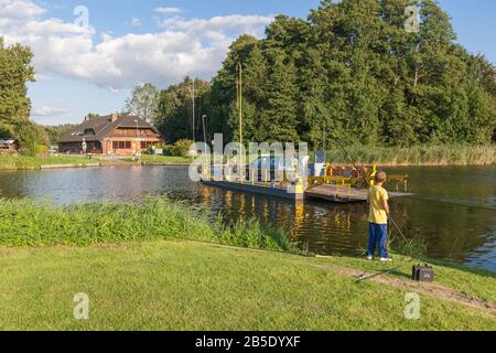 Fähre über den Elbe-Lübeck-Kanal im Dorf Siebeneichen, Siebeneichen, Kreis Lauenburg, Schleswig-Holstein, Norddeutschland, Europa Stockfoto