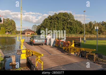 Fähre über den Elbe-Lübeck-Kanal im Dorf Siebeneichen, Siebeneichen, Kreis Lauenburg, Schleswig-Holstein, Norddeutschland, Europa Stockfoto