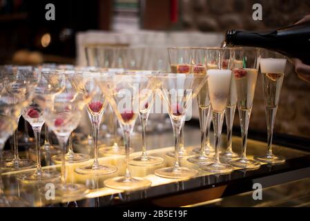 Viel Wein/Cocktailbrille bei einer Veranstaltung oder Party Stockfoto