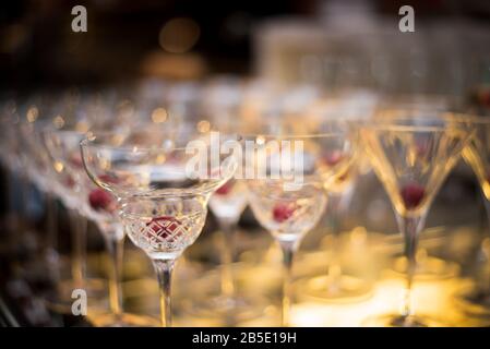 Viel Wein/Cocktailbrille bei einer Veranstaltung oder Party Stockfoto