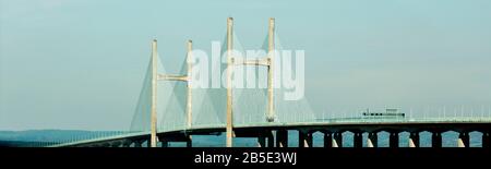 Die Prince of Wales Bridge Second (New) Severn Hängebrücke überquert die Flussmünde des River Severn, England, Großbritannien Stockfoto