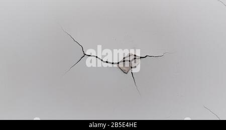 Alte weiße gerissene Putzwandoberfläche für Hintergrund oder Textur Stockfoto