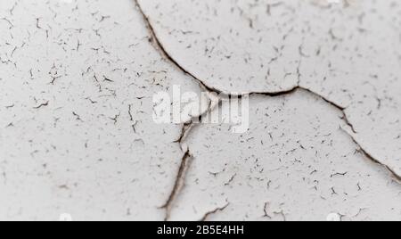 Alte weiße gerissene Putzwandoberfläche für Hintergrund oder Textur Stockfoto