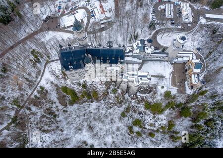 Luftpanorama von Schloss Neuschwanstein in Bayern (Deutschland). Das berühmte Schild Bayerischer Ort am Wintertag Stockfoto