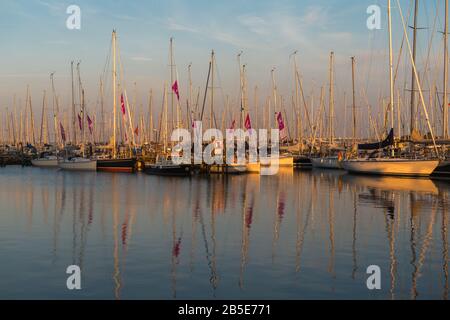 Marina von Maasholm, eine kleine Fischergemeinde an der Schlei Fjord, Ostsee, Schleswig-Holstein, Norddeutschland, Europa, Stockfoto