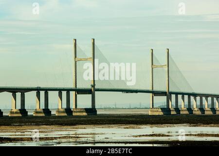 Die Prince of Wales Bridge Second (New) Severn Hängebrücke überquert die Flussmünde des River Severn, England, Großbritannien Stockfoto