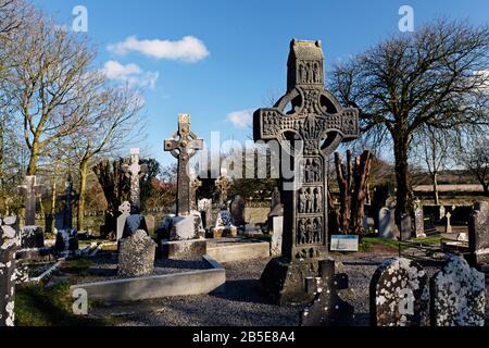 Uralte keltische Hochkreuze in der Old Monasterboice Abbey, Co. Louth Ireland Stockfoto