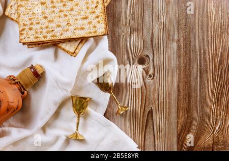 Passah-Kelch-Wein und Matzoh jüdischer Feiertagsbrot traditioneller Pesachtag Stockfoto