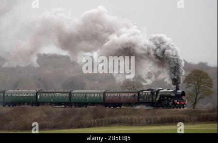 Dampflok 60103 The Flying Scotsman macht es sich auf den Weg entlang der Watercress Line der Mid Hants Railway zwischen Rotley und Alton in Hampshire. PA Foto. Bilddatum: Sonntag, 8. März 2020. Der Fotowredit sollte lauten: Andrew Matthews/PA Wire Stockfoto