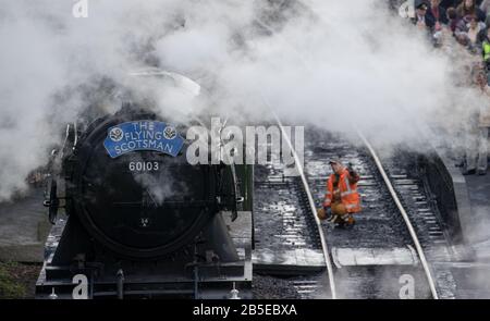 Dampflok 60103 Die Flying Scotsman holt Passagiere im Bahnhof Alresford an der Watercress Line der Mid Hants Railway ab. PA Foto. Bilddatum: Sonntag, 8. März 2020. Der Fotowredit sollte lauten: Andrew Matthews/PA Wire Stockfoto