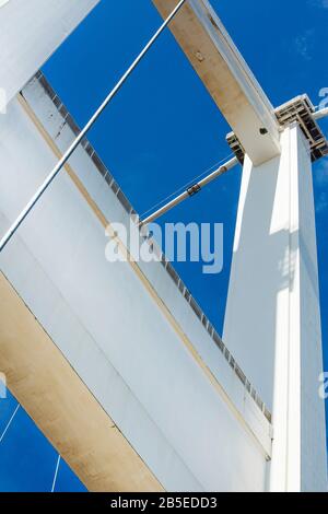 Details zu den Schrauben und Trägern der Stahlkabel auf dem alten Brückenübergang der Severn Bridge zwischen England und Wales, Großbritannien Stockfoto