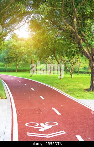 Fahrspur und Laufstrecke im Fushan Park von Jiangmen, Provinz Guangdong, China. Stockfoto