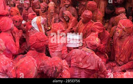 Nandgaon, Uttar Pradesh/Indien - 05. März 2020: Männer aus Nandgaon sitzen während des Festivals von Holi in einem Samaaaj oder einer Gemeinde Stockfoto