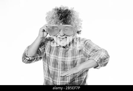 Viel Spaß. Lustiger Lebensstil. Spaß und Unterhaltung. Comic-Großvater-Konzept. Schöner Witz. Opa immer Spaß. Älterer Clown. Mann Senior bärtige fröhliche Person trägt bunte Perücke und Sonnenbrille. Stockfoto