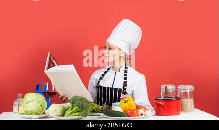 Anständige Ernährung ist die beste Ernährung. Kochkonzept. Arbeiten in einer Modernen Küche. Koch der Frau las Kochbuch. Kann zum Kochen verwendet werden. Essensstudio im Restaurant. Küchenchef bereitet Rezept vor. Rezeptbuch. Das beste Rezept. Stockfoto