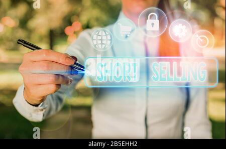 Schreiben Hinweis zeigt einen Kurzschluß zu verkaufen. Business Konzept für Akt der Verkauf eines Vermögenswertes, die sie nicht besitzen Stockfoto