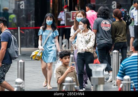 Kuala Lumpur, Malaysia. März 2020. Menschen, die Masken tragen, gehen auf einer Straße in Kuala Lumpur, Malaysia, 8. März 2020. Sechs neue Fälle von COVID-19 wurden am Sonntag in Malaysia gemeldet, was die Gesamtzahl der Fälle auf 99 brachte, sagte das Gesundheitsministerium. Credit: Zhu Wei/Xinhua/Alamy Live News Stockfoto