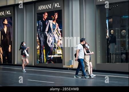 Kuala Lumpur, Malaysia. März 2020. Käufer, die Masken tragen, gehen vor einem Einkaufszentrum in Kuala Lumpur, Malaysia, 8. März 2020. Sechs neue Fälle von COVID-19 wurden am Sonntag in Malaysia gemeldet, was die Gesamtzahl der Fälle auf 99 brachte, sagte das Gesundheitsministerium. Credit: Zhu Wei/Xinhua/Alamy Live News Stockfoto