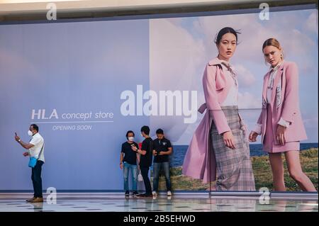 Kuala Lumpur, Malaysia. März 2020. Menschen, die Masken tragen, kaufen in einem Einkaufszentrum in Kuala Lumpur, Malaysia, 8. März 2020. Sechs neue Fälle von COVID-19 wurden am Sonntag in Malaysia gemeldet, was die Gesamtzahl der Fälle auf 99 brachte, sagte das Gesundheitsministerium. Credit: Zhu Wei/Xinhua/Alamy Live News Stockfoto