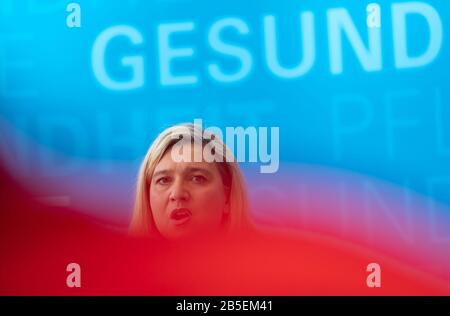 München, Deutschland. März 2020. Melanie Huml (CSU), Staatsministerin für Gesundheit und Pflege in Bayern, gibt im Gesundheitsministerium eine Pressekonferenz zur Entwicklung des Coronavirus. Kredit: Peter Kneffel / dpa / Alamy Live News Stockfoto