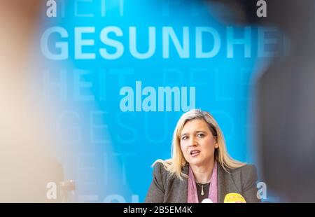 München, Deutschland. März 2020. Melanie Huml (CSU), Staatsministerin für Gesundheit und Pflege in Bayern, gibt im Gesundheitsministerium eine Pressekonferenz zur Entwicklung des Coronavirus. Kredit: Peter Kneffel / dpa / Alamy Live News Stockfoto