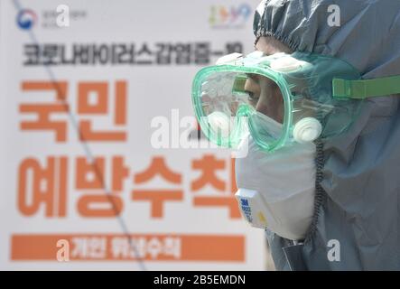 Seoul, Südkorea. März 2020. Ein medizinischer Mitarbeiter wird am 8. März 2020 in einer Screening-Klinik in Suwon, Südkorea, gesehen. Südkorea bestätigte am Sonntag 179 weitere Fälle der COVID-19 und erhöhte die Gesamtzahl der Infektionen auf 7.313. (NEWSIS/Handout über Xinhua) Credit: Xinhua/Alamy Live News Stockfoto