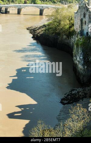 Ein Schatten der Umrisse der Chepstow Castle aus dem 11. Jahrhundert am Fluss Wye, Großbritannien Stockfoto