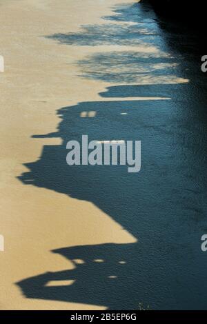 Ein Schatten der Umrisse der Chepstow Castle aus dem 11. Jahrhundert am Fluss Wye, Großbritannien Stockfoto