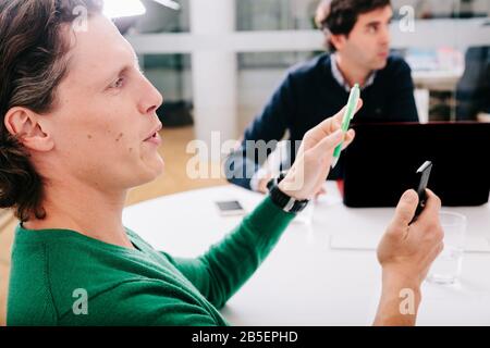 Close-up von lächelnden Büroangestellter mit Kollegen im Hintergrund Stockfoto