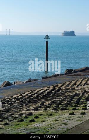 Von der Promenade vor dem Southsea Castle, Portsmouth, Hampshire an einem sonnigen Tag Blick über den Solent in Richtung der Insel Wight Stockfoto