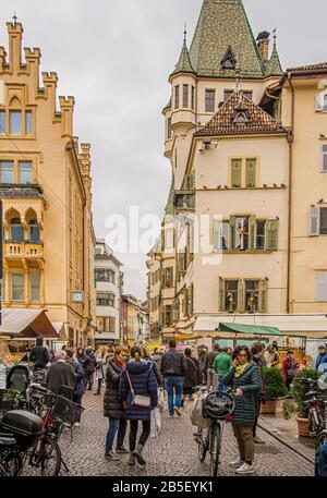 Historische Straßen der Stadt Bolzano: Eine Stadt in der Provinz Trentino Alto Adige in Norditalien, Europa - 9. november 2019 Stockfoto