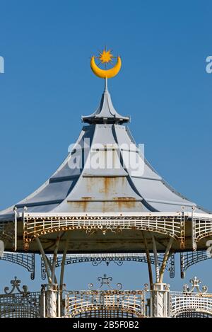 Das Dach der Bandtribüne aus dem 19. Jahrhundert mit dem Stadtkamm an der Küste von Southsea in den West Battery Gardens, Portsmouth, Hampshire, England, Großbritannien Stockfoto