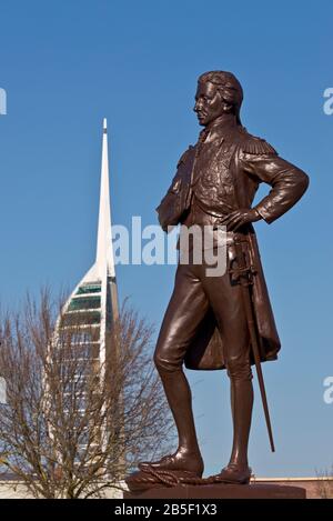 Statue von Admiral Horatio Viscount Nelson in der Nähe der Grand Parade in Old Portsmouth, Hampshire, mit dem Emirates Spinnaker Tower im Hintergrund. Stockfoto